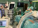 Specjaliści z Opola przeprowadzili pionierską operację nowotworu kręgosłupa