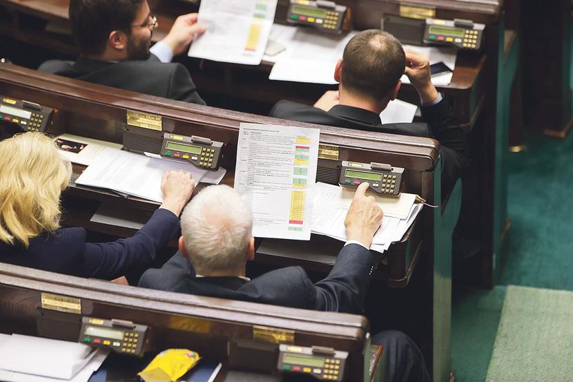 CIERPLIWOŚĆ W SERCU DEMOKRACJI: