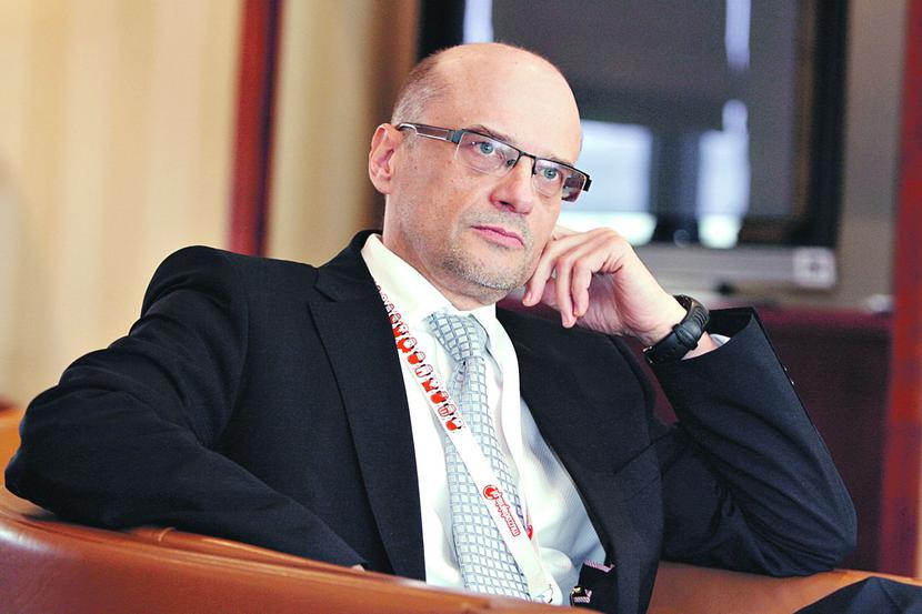 WILK MORSKI:
 Jarosław Bauc
 zasłynął jako minister
 finansów w rządzie
 Jerzego Buzka.
 Od lutego 2006 r.
 — z kilkumiesięczną
 przerwą — szefował
 Polkomtelowi.
 Po tym jak operatora
 sieci Plus przejął
 Zygmunt Solorz-
 -Żak, rozstał się ze
 spółką, ale z gry na
 telekomunikacyjnym
 poletku nie zrezygnował.
 [FOT. WM]