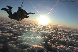 Felix Baumgartner, 41-letni austriacki skydiver, podejmie próbę bicia rekordu świata w skoku ze spadochronem. By tego dokonać wyskoczy z wysokości równej krawędzi przestrzeni kosmiczne