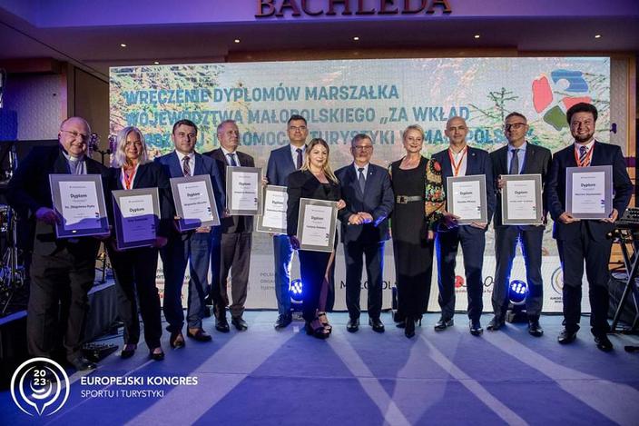 LAURY DLA ZASŁUŻONYCH: W ramach obchodów Światowego Dnia Turystyki w czasie II Europejskiego Kongresu Sportu i Turystyki nagrodzono najlepsze atrakcje turystyczne region małopolskiego, miejsca z klimatem oraz osoby, które przyczyniłysię do rozwoju turystyki, zarówno na poziomie lokalnym, jak i ogólnokrajowym. LAURY DLA ZASŁUŻONYCH: W ramach obchodów Światowego Dnia Turystyki w czasie II Europejskiego Kongresu Sportu i Turystyki nagrodzono najlepsze atrakcje turystyczne region małopolskiego, miejsca z klimatem oraz osoby, które przyczyniłysię do rozwoju turystyki, zarówno na poziomie lokalnym, jak i ogólnokrajowym.