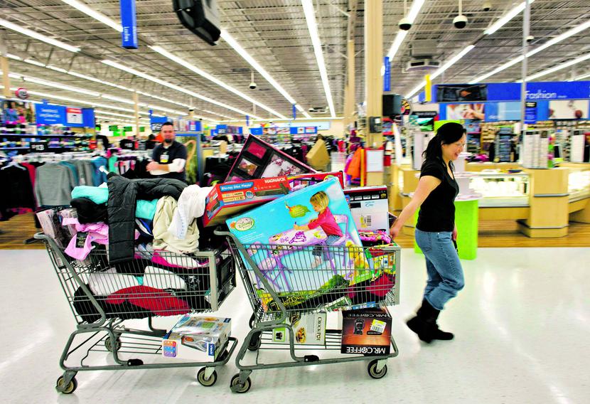 ZIMOWE ZAPASY: Świąteczne dekoracje w sklepach pojawiają się nawet w październiku, ale gorączka
 zakupowa ogarnia Amerykanów dopiero w ostatni piątek listopada. W najbliższych tygodniach sklepy będą
 zbierały żniwa – nawet jedna piąta obrotów w handlu to zasługa ostatniego miesiąca roku. [FOT. BLOOMBERG]