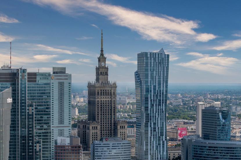Najjaśniejszą lokalizacją miejską w kraju jest warszawski plac Defilad. 