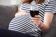 Spożywanie nawet niewielkich ilości alkoholu w ciąży skutkuje zmianami w mózgu płodu [BADANIE]