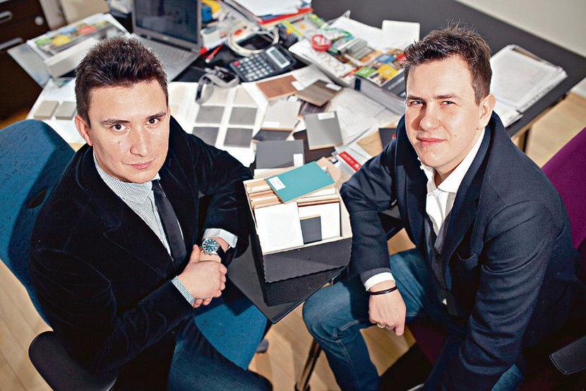 LICZY SIĘ WYGLĄD: Marcin Powierza i Mateusz Laskowski, kierujący Forbis Group, twierdzą, że sklep trzeba traktować jak opakowanie produktu. Jeśli nie będzie się dobrze prezentować i nie przyciągnie wzroku klienta, na sprzedaż nie ma co liczyć. [FOT. ARC]