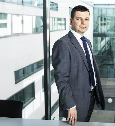 Wojciech Trojanowski, członek zarządu Strabaga, uważa, że skutki waloryzacji nowych kontraktów wykonywanych w modelu projektuj i buduj odczujemy dopiero za trzy lata. Kolejarze przekonują, że wcześniej.