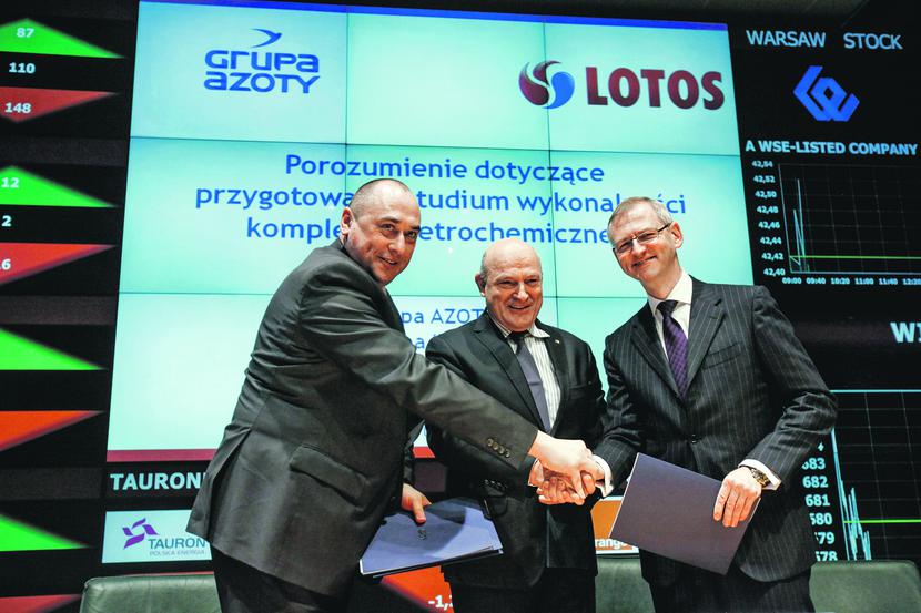 DROŻEJ,
 ALE WCIĄŻ
 INTERESUJĄCO:
 W toku analiz
 wartość projektu
 petrochemicznego
 wzrosła z przewidywanych
 wstępnie
 około 6 mld zł
 do 12 mld zł. Nie
 zraziło to jednak
 partnerów — Pawła
 Jarczewskiego, prezesa
 Azotów, Pawła
 Olechnowicza,
 prezesa Lotosu,
 i Mariusza
 Grendowicza,
 prezesa Polskich
 Inwestycji
 Rozwojowych — do
 podpisania umowy.
 [FOT. WM]