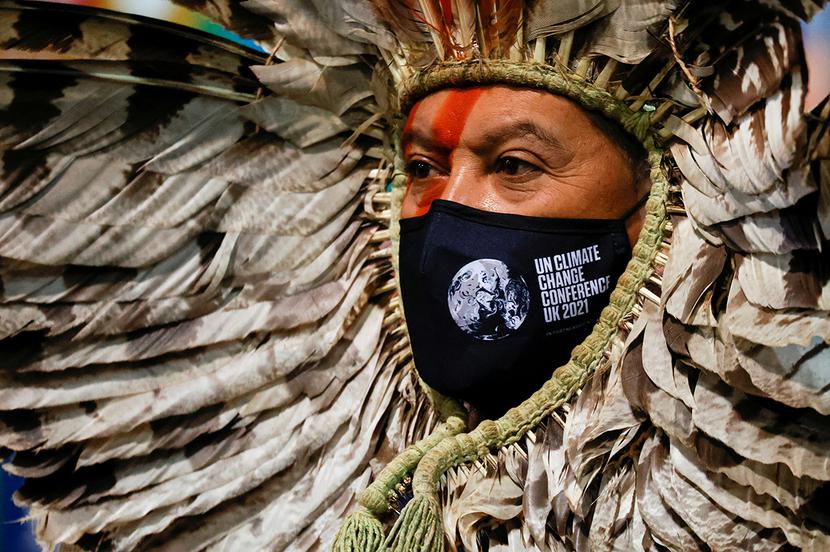 Glasgow, Szkocja, Wielka Brytania, 3 listopada 2021 r. Przedstawiciel rdzennych mieszkańców Amazonii Romancil Gentil Kreta w stroju tradycyjnym na Konferencji Klimatycznej ONZ (COP26).