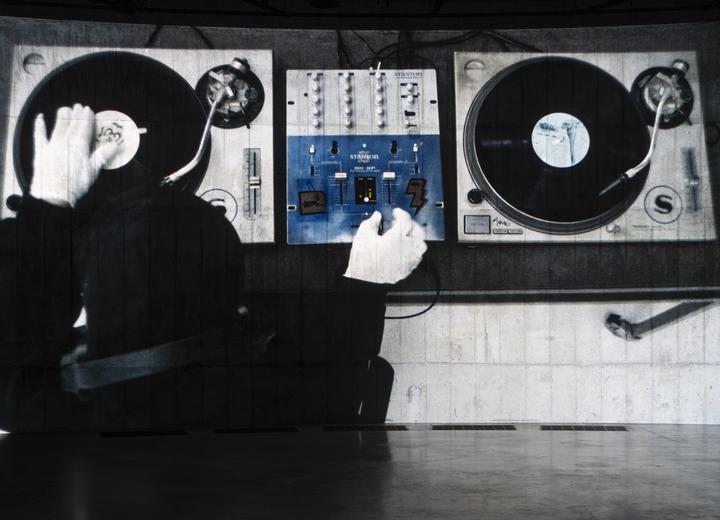 „Ghost Rider”, czyli technoopera o znikaniu. Wystawa Christelle Oyiri w Zachęcie – Narodowej Galerii Sztuki