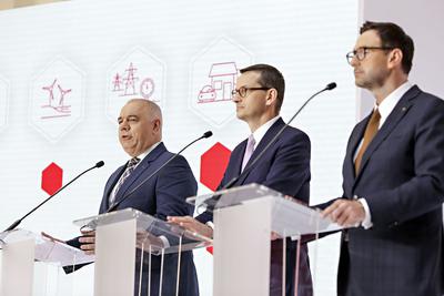 Premier Mateusz Morawiecki (w środku) uważa, że polskie spółki są w skali europejskiej firmami ledwie średniej wielkości. Jacek Sasin (z lewej), minister aktywów państwowych, i Daniel Obajtek, szef Orlenu, mają jego wsparcie przy konsolidacji sektora paliwowo-energetycznego.
