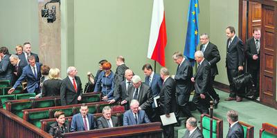 Nowa ekipa rządowa jeszcze przed wyborami obiecywała, że znajdzie dziesiątki miliardów złotych, które wylądują w portfelu Kowalskiego. Mimo zderzenia z możliwościami budżetowymi i tak sporo wysupłała, jednak ceną będzie wzrost zadłużenia, za który podatnicy i tak zapłacą, tylko później.