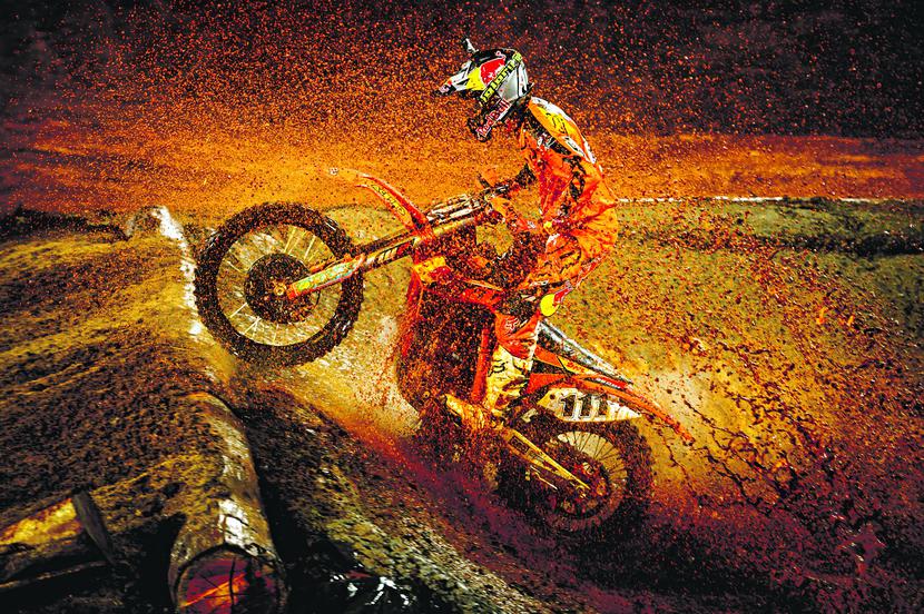 IMPREZA Z TADKIEM: 15 grudnia „Taddy” Błażusiak przyjedzie do Polski na kolejną rundę mistrzostw świata
 SuperEnduro. Organizatorzy zbudują tor w Atlas Arenie w Łodzi — za bilet normalny trzeba zapłacić 111 zł.,
 a za ulgowy 75 zł. Wejściówka VIP kosztuje 500 zł., ale w tej cenie jest godzinne afterparty z zawodnikami po
 zakończeniu rywalizacji. [FOT. REDBULL]