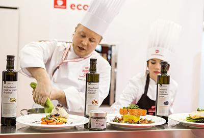 TRZEBA ZASKOCZYĆ: Do polskiej gastronomii na dobre wkroczyła moda na  ekologię, jakość produktów i ich oryginalność. Nie wystarczy już podać  zwykłego risotto, trzeba je „wykończyć” na przykład olejem z maku lub  pieprzem fermentowanym — mówi Karol Lisiński z Selgrosa.