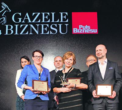 Pierwsze miejsce w województwie podlaskim trafiło do Telmeksu, firmy zajmującej się jednocześnie m.in. transportem i produkcją mebli, drugie do Suprosu, działającego na rynku pasz, a trzecie do Nikotu, wykonującego usługi dla branży sanitarnej. Na zdjęciu od lewej: Sylwia Szymańska z Suprosu, Helena Tymińska, dyrektor ds. handlowych w Telmeksie i Mikołaj Nikołajuk, prezes firmy Nikot.