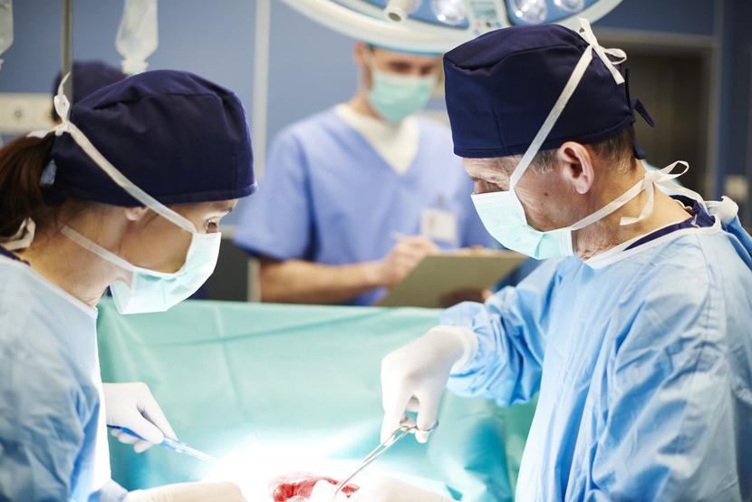 Spadek przeszczepów w czasie epidemii COVID-19 spowodowany jest zarówno zmniejszeniem się liczby zgłaszanych dawców, jak i mniejszą wydolnością ośrodków transplantologicznych.transplantologia, operacja, chirurg, chirurgia, sala operacyjna
