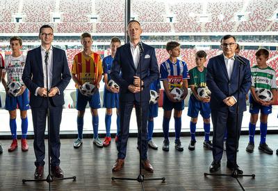 Premier Mateusz Morawiecki liczy, że Polacy kochający piłkę nożną, docenią systemowe podejście do zmian, a te przyniosą efekty w postaci lepszych wyników sportowych, a przy okazji rządzącej partii. W projekt reformy polskiej piłki angażują się Totalizator Sportowy, kierowany przez Olgierda Cieślika i PKO BP, którego prezesem jest Zbigniew Jagiełło.
