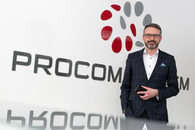 Koszt wdrożenia systemu stworzonego przez Procom System, którym kieruje Artur Wójcikowski, zależy od wielu czynników, m.in. lokalizacji, wielkości instalacji i warunków hydrotechnicznych. Zwykle waha się od kilkuset tysięcy złotych do kilku milionów.