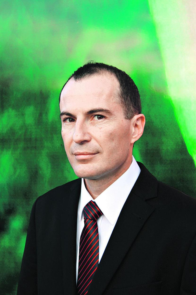 POLAK
 POTRAFI:
 Dystrybucyjny
 Bać-Pol, którym
 kieruje Leszek
 Bać, wspólnie
 z detalicznym
 Piotrem i Pawłem
 zamawiają
 u producentów
 najtańsze artykuły.
 Większa skala
 zamówień ma
 pozwolić na
 obniżanie cen
 i skuteczniejszą
 konkurencję
 z zagranicznymi
 sieciami.
 [FOT. TP]