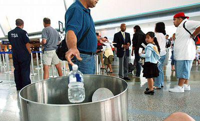 Obowiązujący od 2006 r. zakaz wnoszenia wody do samolotu zostanie zniesiony.