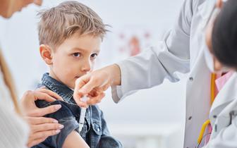 Pfizer: 3 dawki szczepionki przeciwko COVID-19 skuteczne dla dzieci poniżej 5. roku życia