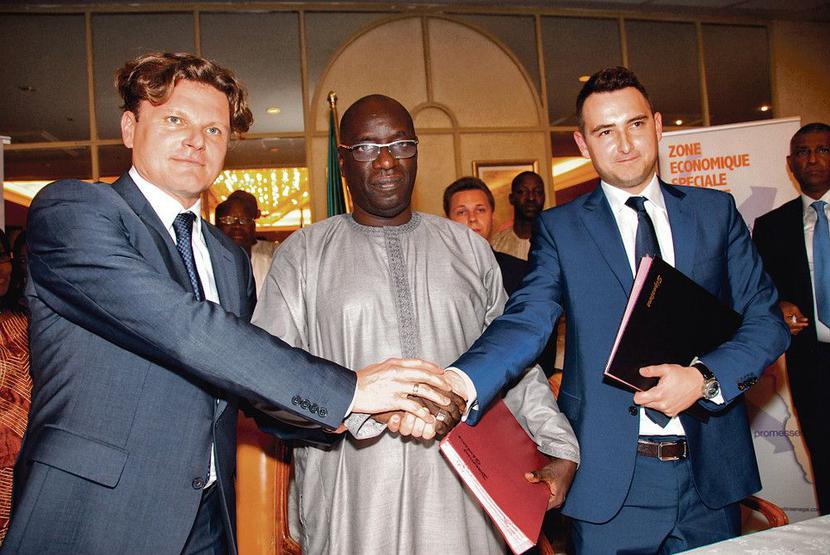 Rajd Dakar od kilku lat odbywa się już w Ameryce Południowej, ale polski biznes właśnie teraz rozpoczyna w Senegalu wyścig o pieniądze. Pomogą w tym spółka doradcza Fair Minds Consulting Group, reprezentowana przez prezesa Artura Zdybickiego (z lewej), i kancelaria prawna Elżanowski Cherka i Wąsowski, której partnerem jest Filip Elżanowski (po prawej). 19 kwietnia w Dakarze podpisali umowę o polsko-senegalskiej współpracy z Diene Farba Sarrem, dyrektorem generalnym agencji inwestycji APIX. [FOT. ARC]