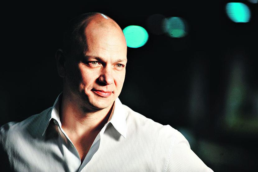 TERMOSTAT JAK IPHONE: Google kupił nie tylko firmę, ale przede wszystkim zdobył prawdziwego asa, który
 może pomóc w walce o dominację w tzw. internecie rzeczy. Tony Fadell jest w tej branży geniuszem, bo zamienia
 tak prozaiczne urządzenia, jak termostaty i czujniki, w pożądane gadżety. Założyciel Nest Labs ma dopiero
 44 lata, a przez wiele lat był najbliższym współpracownikiem Steve’a Jobsa. [FOT. BLOOMBERG]
