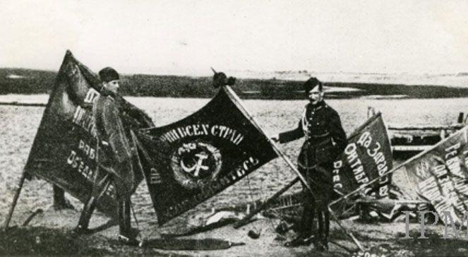 Polscy żołnierze ze sztandarami zdobytymi na bolszewikach.