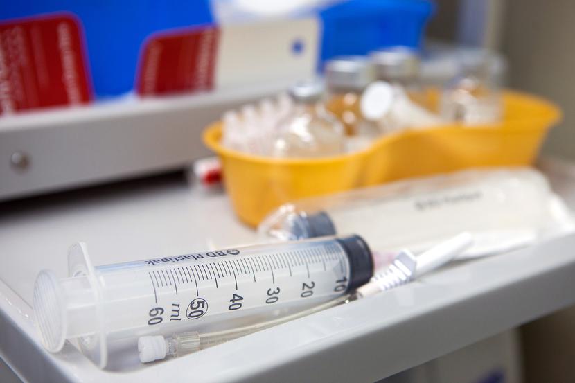 Zdaniem medyków umożliwienie zamawiania szczepionek przychodniom POZ w hurtowniach farmaceutycznych, a następnie rozliczenie z NFZ, poprawi dostępność dla pacjentów. Zdaniem medyków umożliwienie zamawiania szczepionek przychodniom POZ w hurtowniach farmaceutycznych, a następnie rozliczenie z NFZ, poprawi dostępność dla pacjentów.
