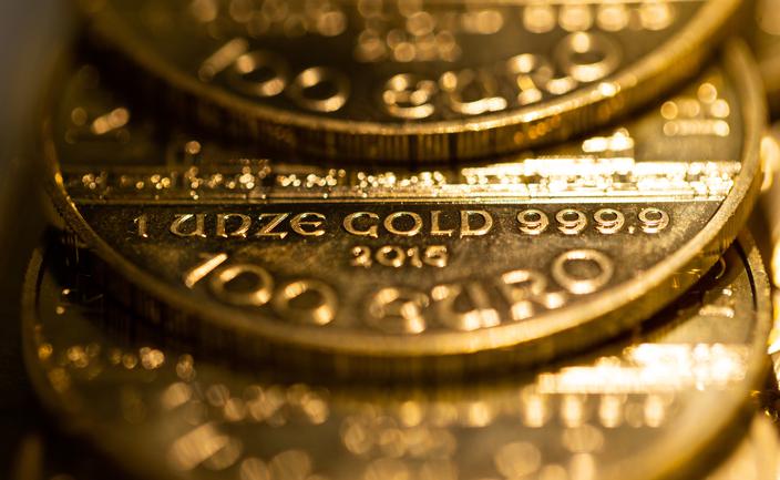 Wyraźna zniżka notowań złota przez dalsze umocnienie dolara