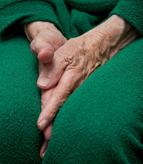 Groźne bakterie na dłoniach seniorów