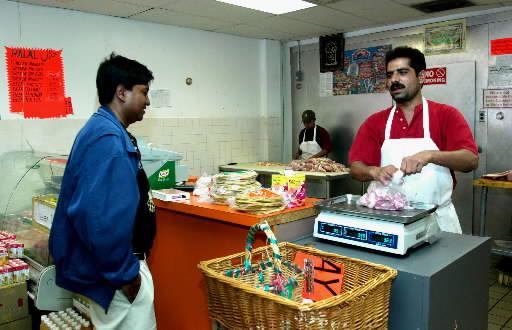 Sklep z żywnością halal, czyli produktami dozwolonymi w świetle szariatu, fot. Bloomberg