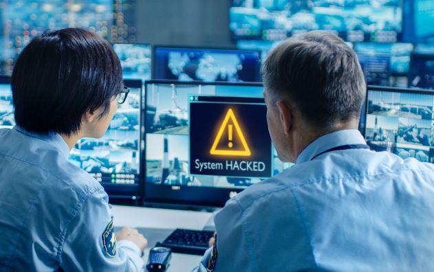 Odpowiednie zabezpieczenie mienia poprzez systemy bezpieczeństwa to podstawa. Jednak należy pamiętać, że są to bardzo często urządzenia IT, a jak wiadomo, wszechobecny dostęp do internetu stwarza wiele zagrożeń. Dlatego należy bardzo starannie dobierać dostawców tego typu rozwiązań. [FOT. ADOBESTOCK]