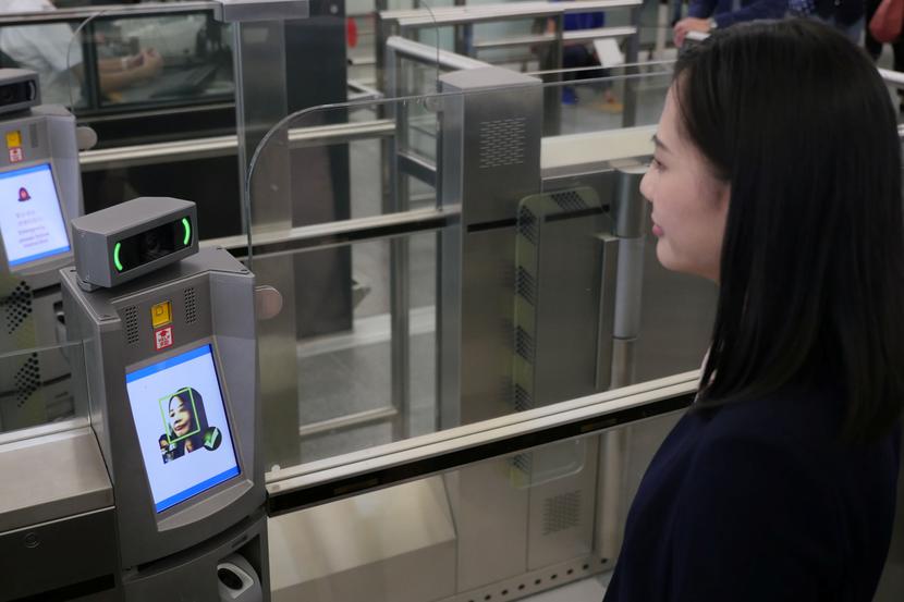Demonstracja możliwości technologii rozpoznawania twarzy na lotnisku w Hongkongu