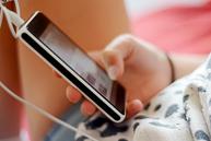 Pierwszy smartfon dla dziecka – im później, tym lepiej dla zdrowia psychicznego [BADANIE]