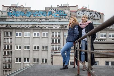 Fundacja Po Drugie, kierowana przez Agnieszkę Sikorę, wybuduje dom dla młodocianych mam. Przedsięwzięcie wspiera firma Bandi Cosmetics, której szefuje Joanna Draniak-Kicińska (z lewej). Obie chcą zasygnalizować lukę w prawie, pozwalającą odrywać dzieci od nieletnich matek.