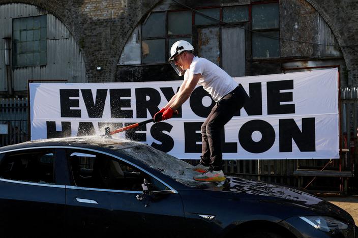 Rozbijanie samochodów Tesli, anonimowo przekazanych na złom, zorganizowane przez grupę Everyone Hates Elon w Londynie, Wielka Brytania, 10 kwietnia 2025 r. To część kampanii przeciwko politycznemu zaangażowaniu dyrektora generalnego Tesli Elona Muska w rządzie USA.