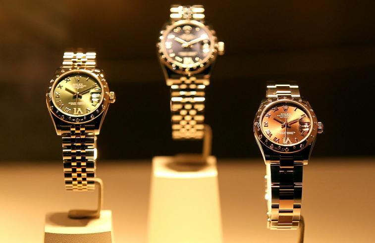 Kolekcja zegarków Rolex na wystawie w czasie targów w Bazylei, Szwajcaria. Fot. Bloomberg.