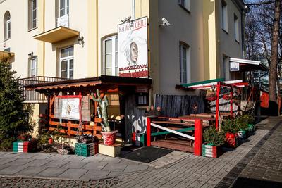 ze względu na niekończące  się przebudowy ulic. Na miejscu zeszliśmy schodami śladem radosnej  meksykańskiej muzyki