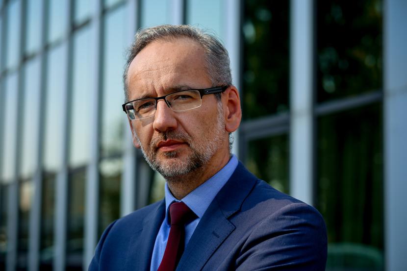 Były minister zdrowia Adam Niedzielski przekonuje, że nie zdradził w mediach żadnej tajemnicy. Tak komentuje swój kontrowersyjny wpis na Twitterze. 