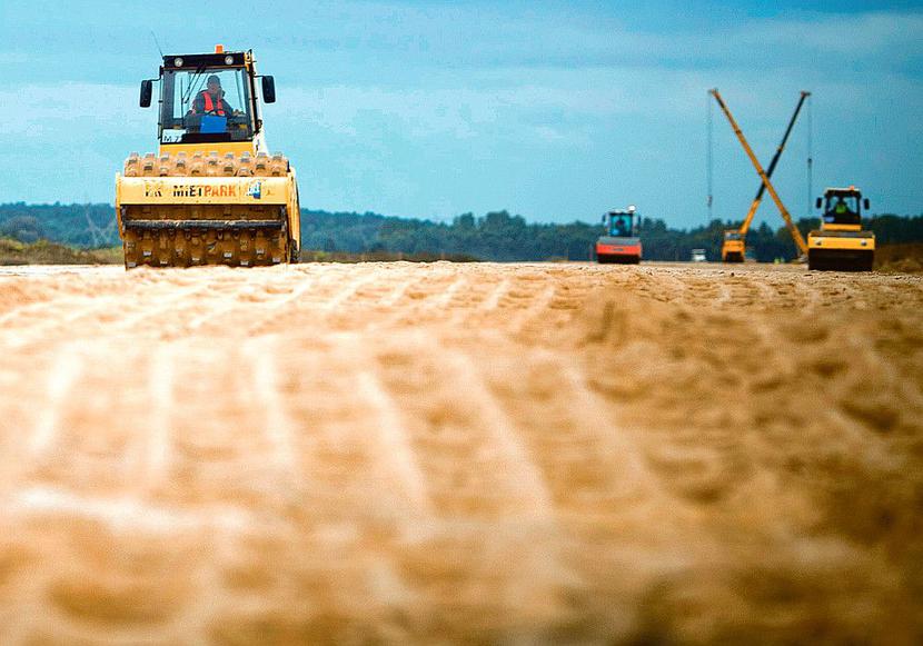 RYKOSZETEM: Kontrowersyjne przepisy dotyczące wykluczania wykonawców z przetargów były odpowiedzią na problemy przy budowie jednego z odcinków autostrady. Zamknęły jednak dostęp do polskiego rynku nie tylko kilku firmom budowlanym, ale także dostawcom towarów medycznych czy pocztowych. [FOT. WM]