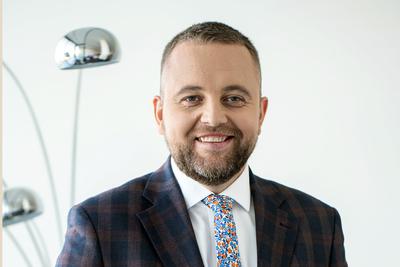 Trwają bardzo dobre lata dla kolei. Na rynku pojawiły się ogromne nakłady, które były odpowiednio wykorzystywane. Dalej jest wiele rzeczy do poprawy, dalej trzeba likwidować bariery komunikacyjne i ułatwiać poruszanie się, jednak progresu nie da się nie zauważyć. Radosław Pacewicz, pełnomocnik zarządu ds. sektora kolejowego w Agencji Rozwoju Przemysłu