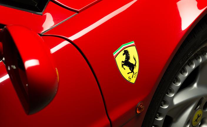 Ferrari prawie zrównało się z Teslą. Które marki aut tracą, a które zyskują na wartości?