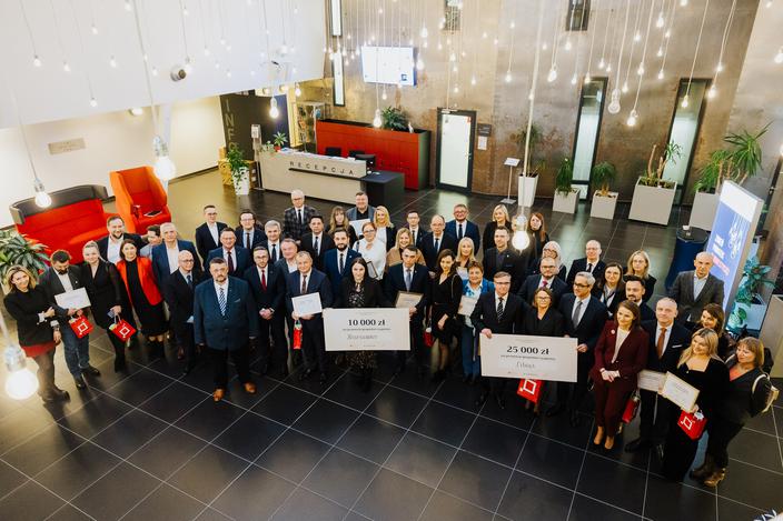 Podczas uroczystej gali, gminy, które wzorowo stosują Standardy Obsługi Inwestora, odebrały nagrody. Trafiły one do samorządów, które najszybciej i najpełniej przeszły drogę od tradycyjnego urzędu do nowoczesnego partnera dla biznesu. Na tym tle szczególnie wyróżniła się gmina Libiąż, która wykazała się największym zaangażowaniem w projekcie.