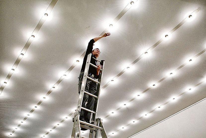 Pierwszym krokiem do optymalizacji zużycia energii w firmie powinien być audyt energetyczny przeprowadzony przez specjalistów. Następne działania zależą od jego wyników. [FOT. BLOOMBERG]
 