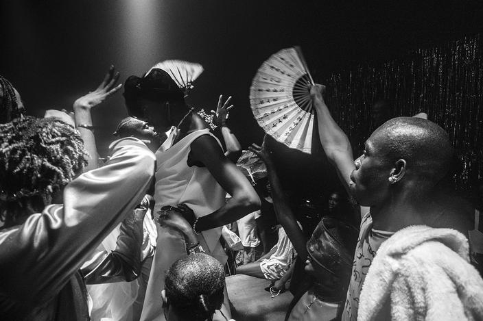 „Heavenly Bodies”, nagroda w kategorii najlepsze zdjęcie pojedyncze z regionu Afryki. Świętowanie wyboru zwycięzcy konkursu na „matkę roku” podczas Lagos Pride. Lagos, Nigeria, 21 czerwca 2024 r. Członkowie społeczności LGBTQI+ w Nigerii są prawnie ścigani, dyskryminowani społecznie i poddawani przemocy fizycznej. „Heavenly Bodies: Notes on Fola Francis” to trzecia edycja Lagos Pride, jednej z największych imprez drag ballroom w Nigerii. Została nazwana na cześć zmarłej Foli Francis, ikony, aktywistki i pierwszej otwarcie transpłciowej osoby, która chodziła po wybiegu podczas Tygodnia Mody w Lagos. Mimo zagrożeń wydarzenie było elektryzującym doświadczeniem, zapewniając tętniącą życiem przestrzeń do świętowania miłości i swobodnego wyrażania siebie.