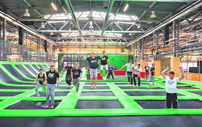 W otwieranym 14 maja wrocławskim parku GOJump zajęcia z akrobatyki będzie prowadziła grupa Everest, ale obecność zapowiedzieli też snowboardziści, deskorolkarze czy widoczni na zdjęciu miłośnicy street workoutu. Zdaniem Kamila Cieśluka, właściciela parku, do tej pory we Wrocławiu, brakowało dla nich miejsca treningowego.