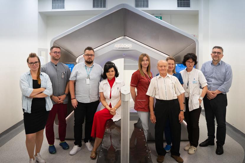 Radioterapia adaptacyjna pozwala na bardzo precyzyjną analizę i dostosowanie dostarczonej dawki w czasie rzeczywistym, dla obszaru tkanek narządów leczonych oraz tych zdrowych. Radioterapia adaptacyjna pozwala na bardzo precyzyjną analizę i dostosowanie dostarczonej dawki w czasie rzeczywistym, dla obszaru tkanek narządów leczonych oraz tych zdrowych.