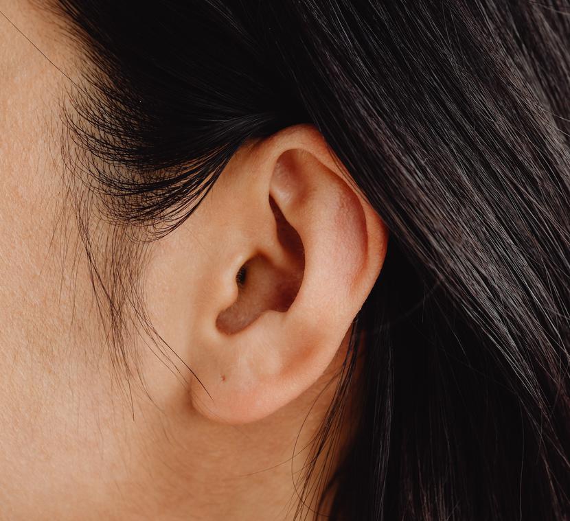 Każda osoba, która przechorowała COVID-19, powinna sprawdzić swój słuch, zwłaszcza w ciągu kilku miesięcy od wyzdrowienia. 