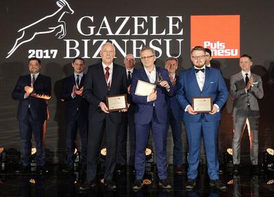 Gdy byłem dzieckiem, oglądałem lądowanie człowieka na Księżycu. Dziś widzę, jak amerykański milioner wysyła swój samochód na Marsa. Czegóż mogę państwu życzyć w tak ciekawych czasach? Niech moc będzie z wami — żartował, odbierając statuetkę Gazeli, Zdzisław Lenart, wiceprezes Bimergu (w środku). Na zdjęciu w towarzystwie Mirosława Ostrowskiego, prezesa Playady (z lewej) i Bartosza Kumańskiego, właściciela spółki Biologistic.