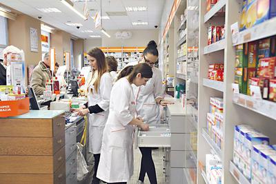 Nowelizacja prawa farmaceutycznego miała powstrzymać rynkową ekspansję sieci aptecznych, właścicieli ponad 40 proc. placówek w Polsce odpowiadających za blisko dwie trzecie rynku, którego wartość — mimo spadku liczby aptek — ciągle rośnie.
